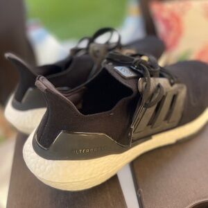 New! Adidas Size 10.5 Men’s - Ultraboost 22 Mens Running Shoe-GX3062